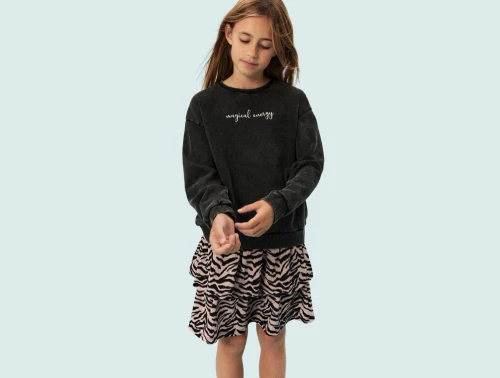 Pige kædt i Name It nederdel i lilla nuance med zebraprint og flæser