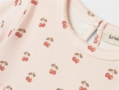 Lil\' Atelier kjole i lys rosa nuance med kirsebærprint