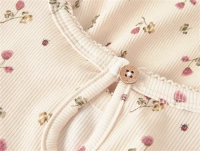 Lil\' Atelier kjole i råhvid nuance med blomsterprint