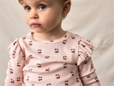 Lil' Atelier bluse silver peony med kirsebærprint og flæser
