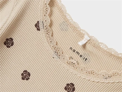 name it bluse i beige nuance med blomsterprint