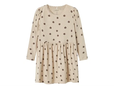 Beige kjole med blomsterprint og blondekant fra Name It