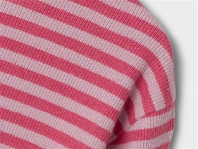 Detalje af stribet bluse fra Name It i rosa og pink