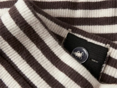 Stribede bukser i brun og råhvid fra Name It med flæsekant