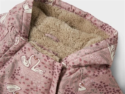 Hætte med foer på Name It flyverdragt woodrose med svaneprint