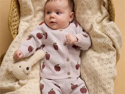 Lil\' Atelier strikcardigan hushed violet med æbleprint