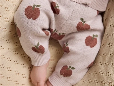 Lil' Atelier strikbukser hushed violet med æbleprint