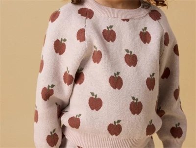 Lil\' Atelier strikbluse hushed violet med æbleprint