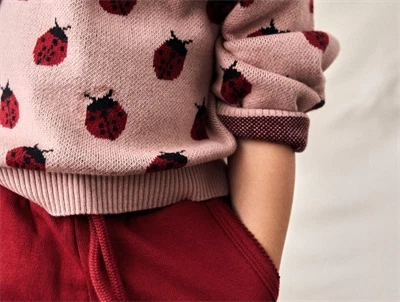 Lil\' Atelier striktrøje i rosa nuance med mariehøneprint