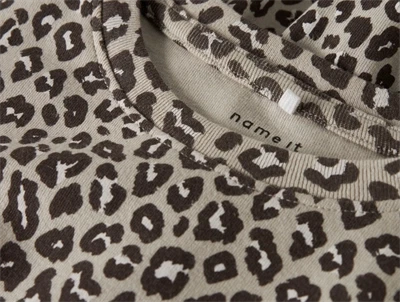 Name It kjole i beige nuance med leopardprint og lange ærmer