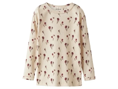 bluse i turtledove fra Lil' Atelier med blomsterprint og blondekant ved halsen