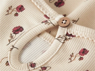 Lil\' Atelier kjole i råhvid nuance med rødt blomsterprint og flæser