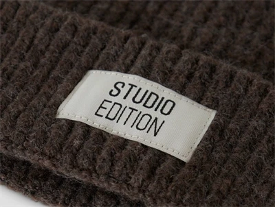 Name It beanie seal brown med ribstrik