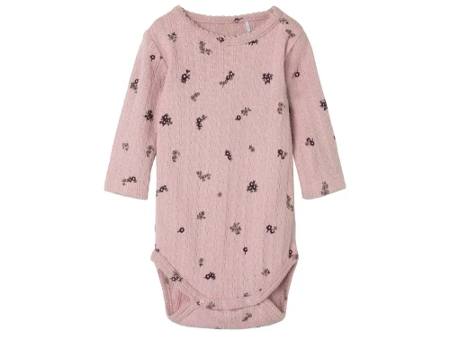 Detalje af Name It body burnished lilac i rib med blomsterprint