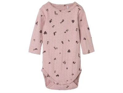 Detalje af Name It body burnished lilac i rib med blomsterprint