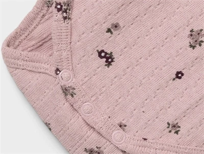 Detalje af Name It body burnished lilac i rib med blomsterprintDetalje af Name It body burnished lilac i rib med blomsterprint