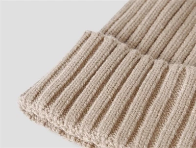 Name It hue detalje af ribstrik i beige nuance