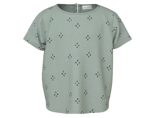 top fra Name It i grøn nuance med broderet blomsterstruktur og knaplukning