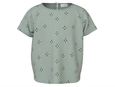 top fra Name It i grøn nuance med broderet blomsterstruktur og knaplukning