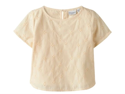 top fra Name It i lys gul nuance med broderet blomsterstruktur