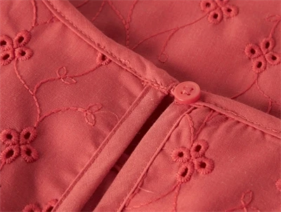 Name It top i spiced coral med broderie anglaise og korte ærmer