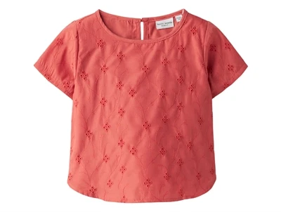 Name It top i spiced coral med broderie anglaise og korte ærmer
