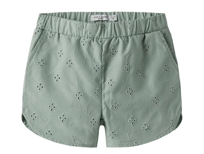 broderede shorts fra Name It i grøn nuance med justerbar talje