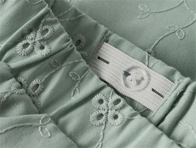 elastik og justering i taljen på broderede grønne shorts fra Name It