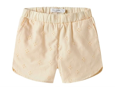 broderede shorts fra Name It i lys gul nuance med justerbar talje
