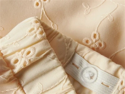 elastik og justering i taljen på broderede buttercream shorts fra Name It