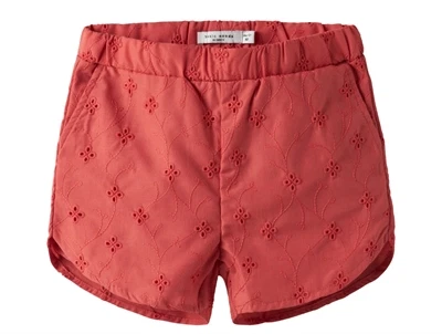 broderede shorts fra Name It i koralrød nuance med justerbar talje