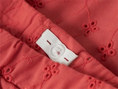 elastik og justering i taljen på koralfarvede shorts fra Name It