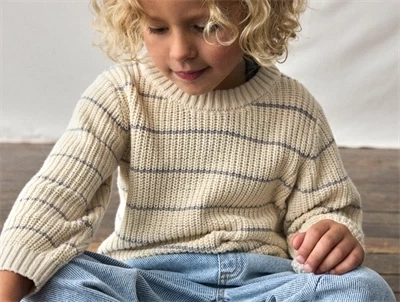 Lil' Atelier striktrøje i råhvid nuance med grå striber