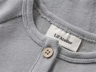 Lil\' Atelier body i grå nuance med knapper og brystlomme