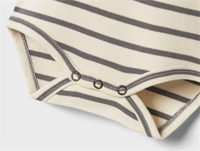 Lil\' Atelier body i råhvid nuance med grå striber