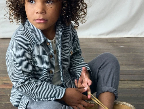 stribet skjorte i dark blue denim fra Lil\' Atelier med knapper og brystlommer