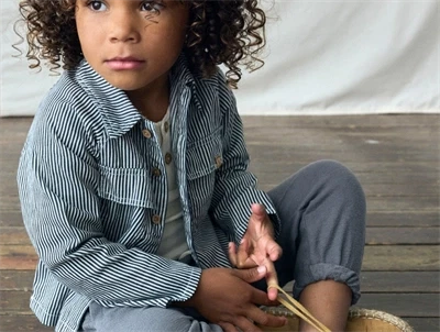 stribet skjorte i dark blue denim fra Lil' Atelier med knapper og brystlommer