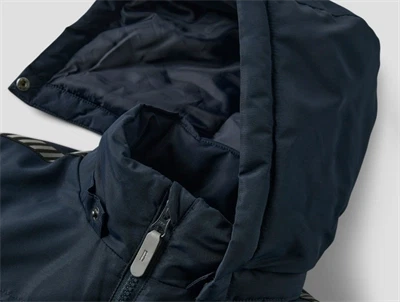 Detalje af aftagelig hætte på mørkeblå jakke fra Name It