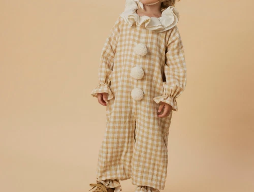 Portræt af barn i Lil\' Atelier klovnekostume med hjerter på kinderne