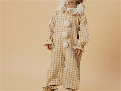 Portræt af barn i Lil' Atelier klovnekostume med hjerter på kinderne