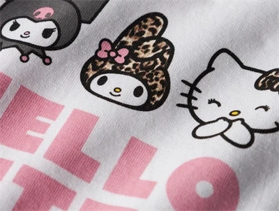 Name It t-shirt detalje af Hello Kitty print i hvid nuance