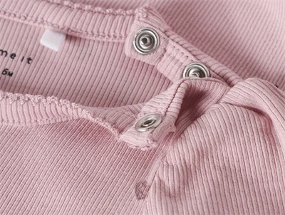 Name It Baby body i burnished lilac med hjerteprint og pufærmer