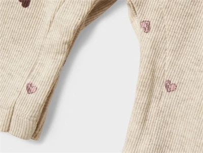 Name It jumpsuit i beige nuance med små hjerter