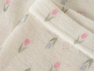 Name it leggings i merinould råhvid med blomsterprint closeup ved stof