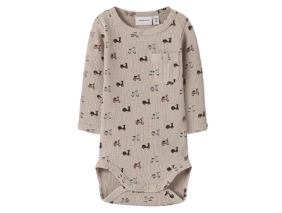 Name It Baby body i island fossil med print og brystlomme