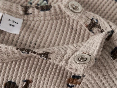 Name It Baby body i island fossil med print og brystlomme