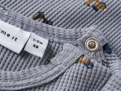 Name It Baby body i tradewinds med print og brystlomme