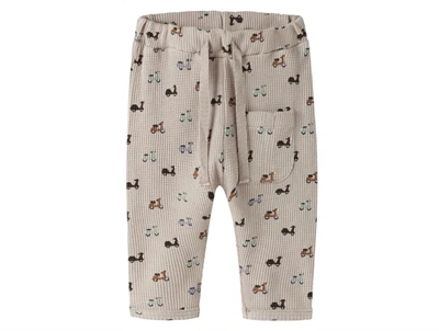 Name It bukser i brunlig nuance med små scootere