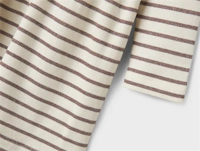 name it kjole i råhvid nuance med brune striber og blondekant