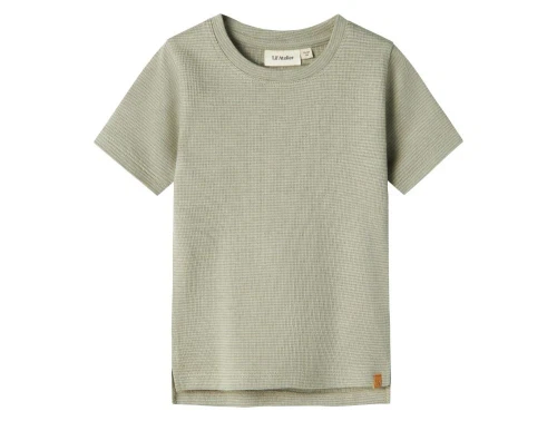 lil\' atelier top i støvet grøn med rund hals og korte ærmer, set forfra